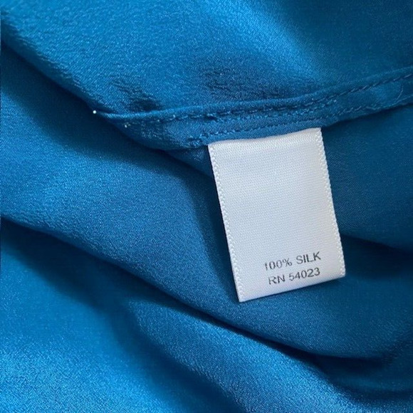 Banana Republic Blouse Womens Petite Small Blue 100% Silk Sleeveless Button Up - Picture 5 of 6